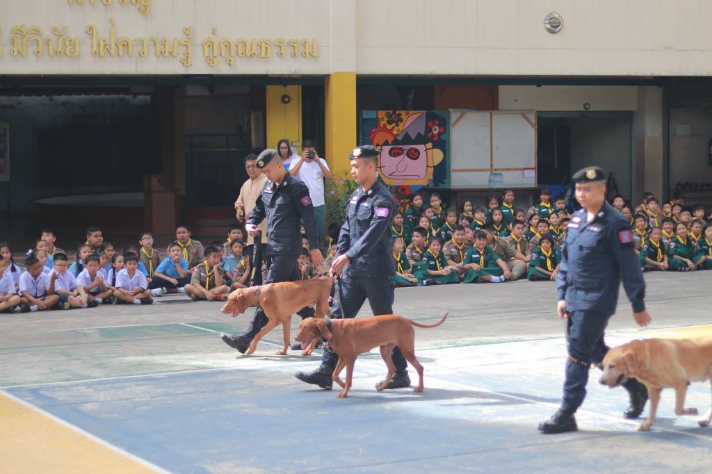 การสาธิตการฝึกสุนัขตำรวจ เนื่องในวันต่อต้านสิ่งเสพติด