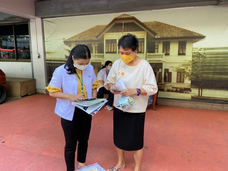 เจ้าหน้าที่สุขาภิบาลจากสำนักงานเขตราชเทวี มาทำการตรวจสุขาภิบาลอาหารและน้ำ