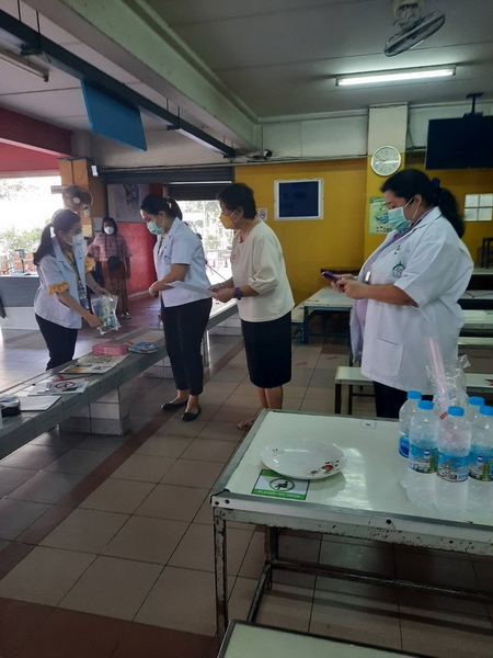 เจ้าหน้าที่สุขาภิบาลจากสำนักงานเขตราชเทวี มาทำการตรวจสุขาภิบาลอาหารและน้ำ