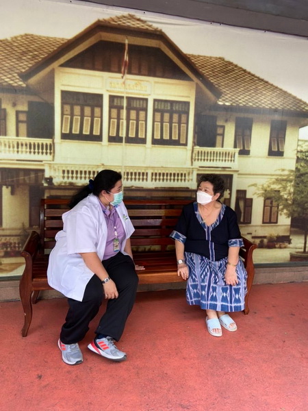 เจ้าหน้าที่สุขาภิบาลจากสำนักงานเขตราชเทวี มาทำการตรวจสุขาภิบาลอาหารและน้ำ