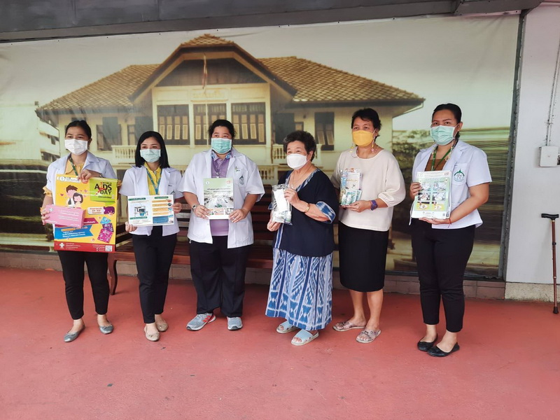 เจ้าหน้าที่สุขาภิบาลจากสำนักงานเขตราชเทวี มาทำการตรวจสุขาภิบาลอาหารและน้ำ