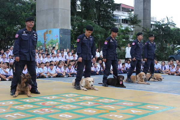 การสาธิตการฝึกสุนัขตำรวจ